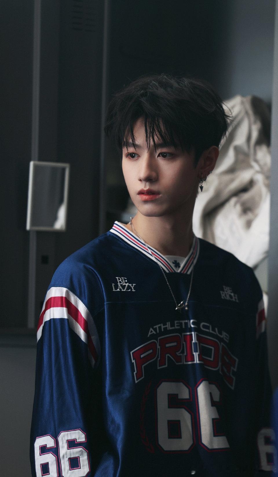 朱志鑫seek四宫格  朱志鑫seek四宫格来啦[羞嗒嗒]美式男高造型好帅好有型