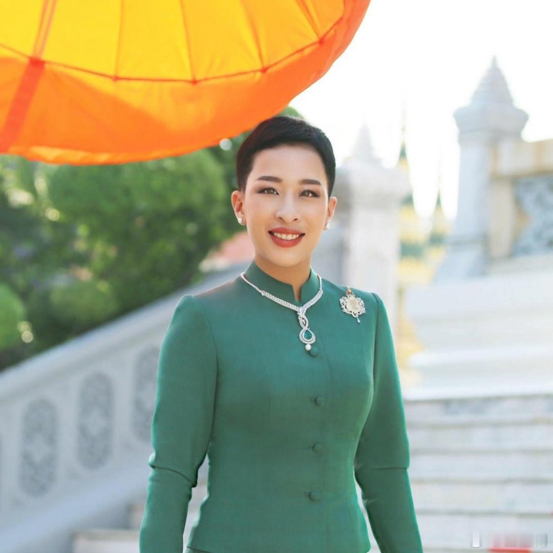 泰国王室 🇹🇭8月19日，皇室内务部表示，帕差拉吉帝雅帕公主因严重血液感染导