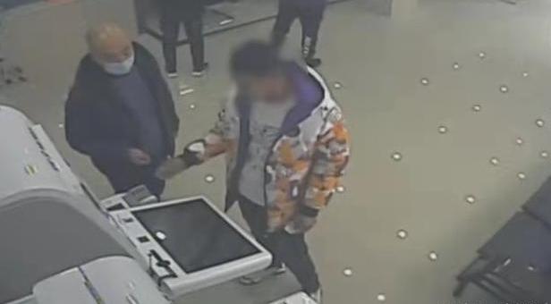 江西九江，女子发现银行卡里竟莫名少了42万，她一翻记录，有人趁她凌晨睡觉期间，在