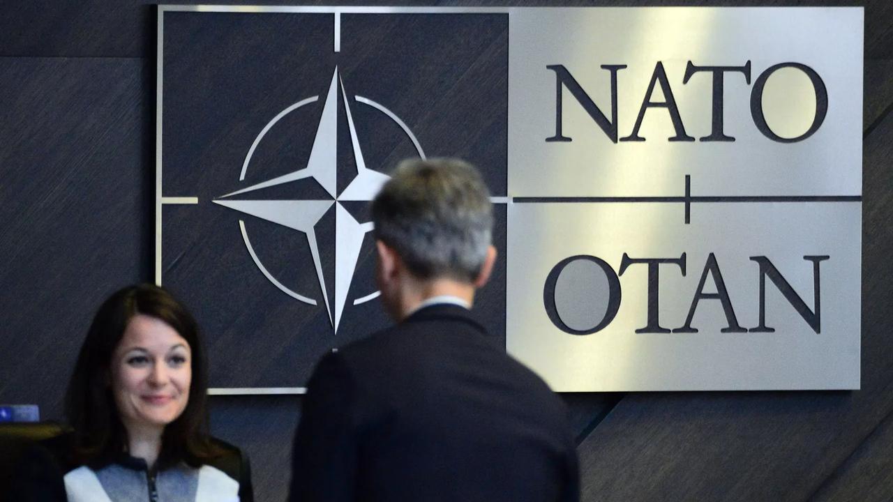 美常驻北约代表呼吁提高在欧洲武器产量

¬ 英国防大臣希利因军队未获足够资金宣布