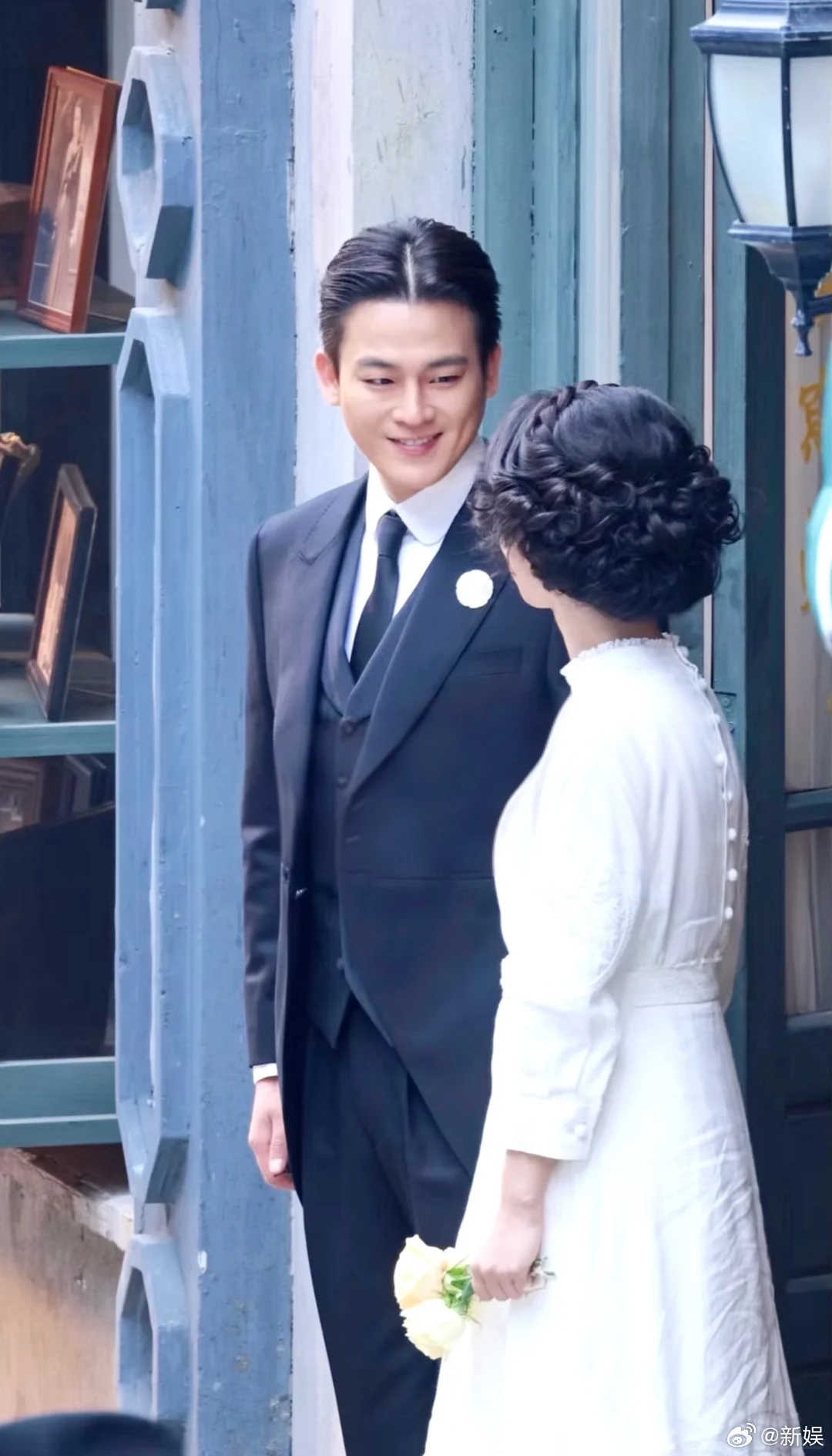 杨紫烫发造型杨紫欧豪玉兰花开结婚路透《玉兰花开君再来》杨紫和欧豪戏里结婚戏份，一