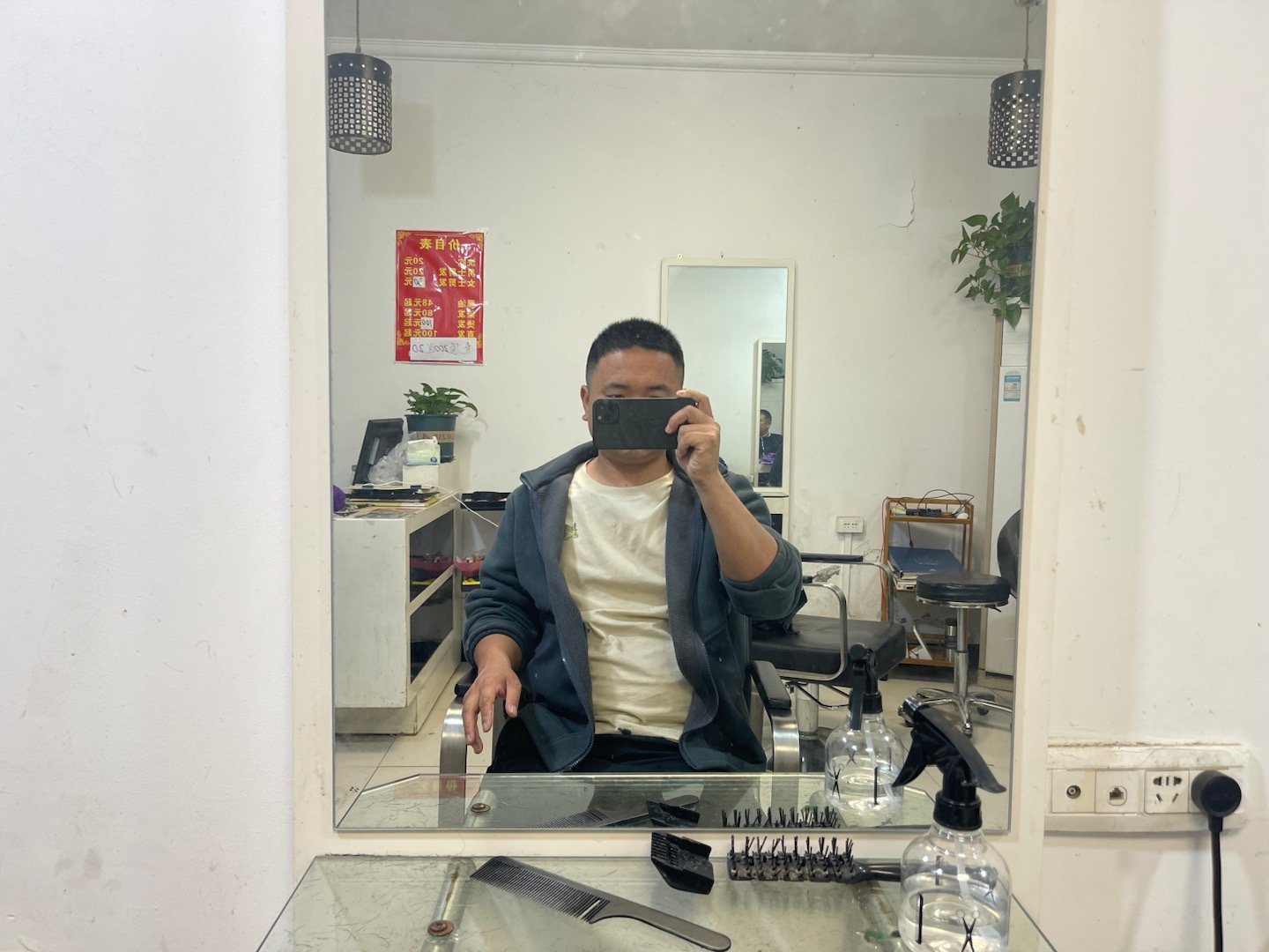 在同一个地方剪了8年的头发，超哥成了我御用的理发师。超哥和他老婆经营一个小理发店