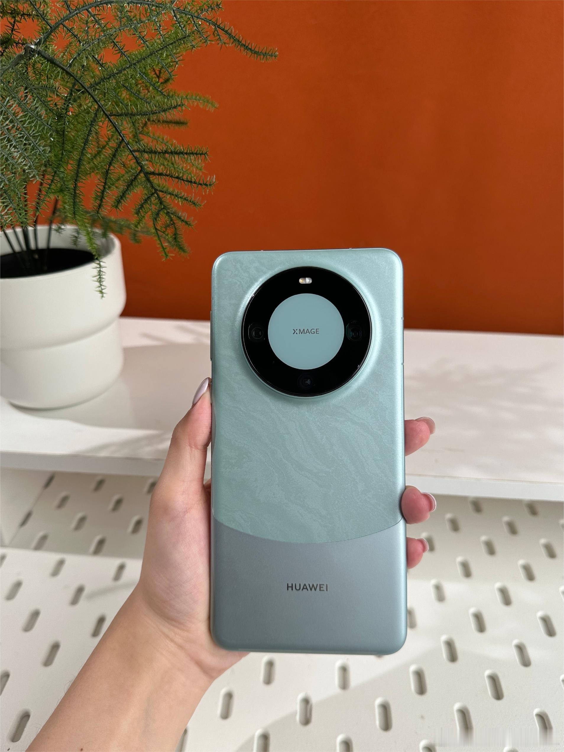 #华为Mate60系列销量已过千万# Mate60最喜欢的就是青色，有在用Mat