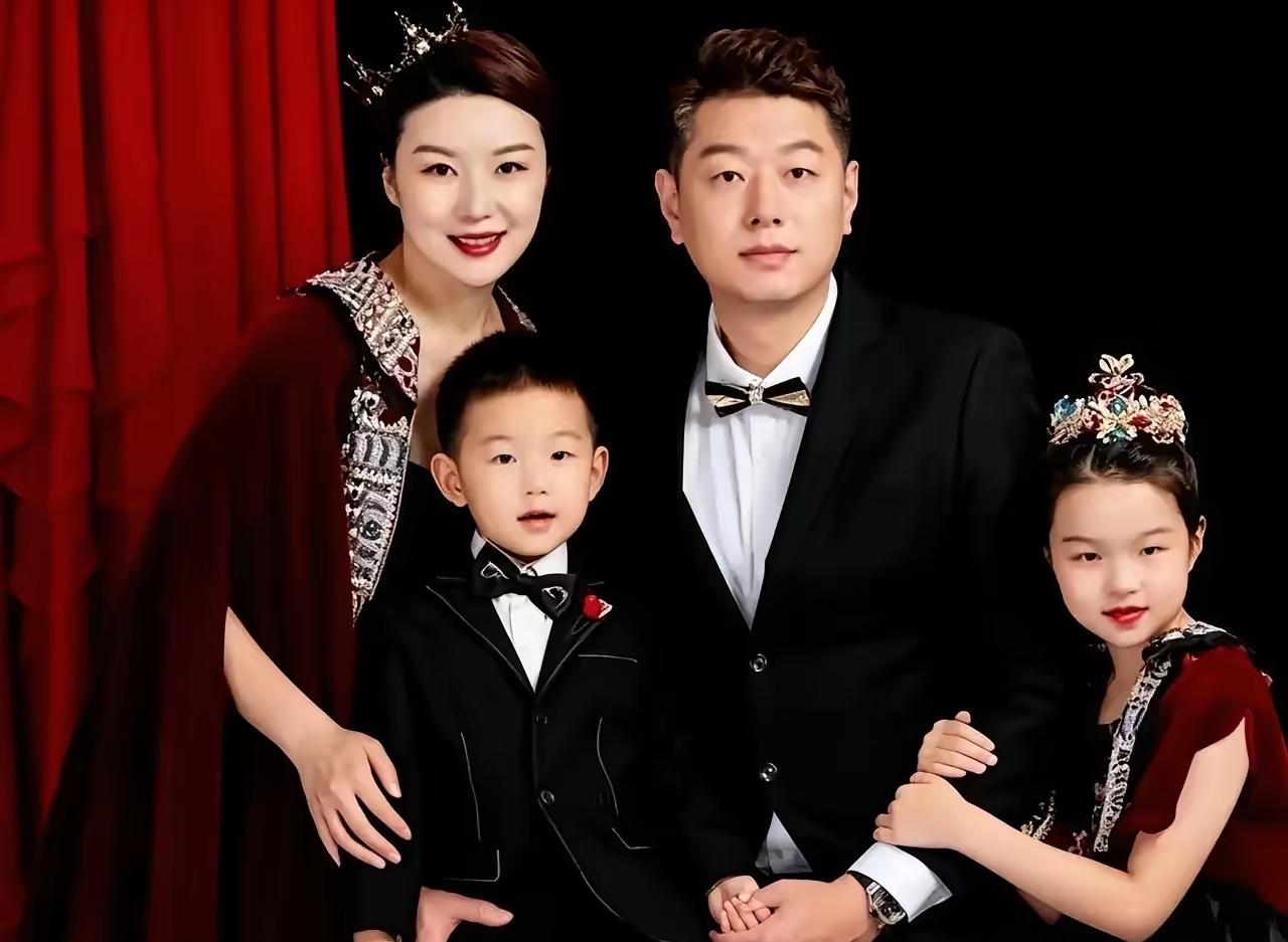 莫科一婚娶“女篮一枝花”王凡，二婚牵手“亚洲蝶后”周雅菲，妻子漂亮。如今43岁儿