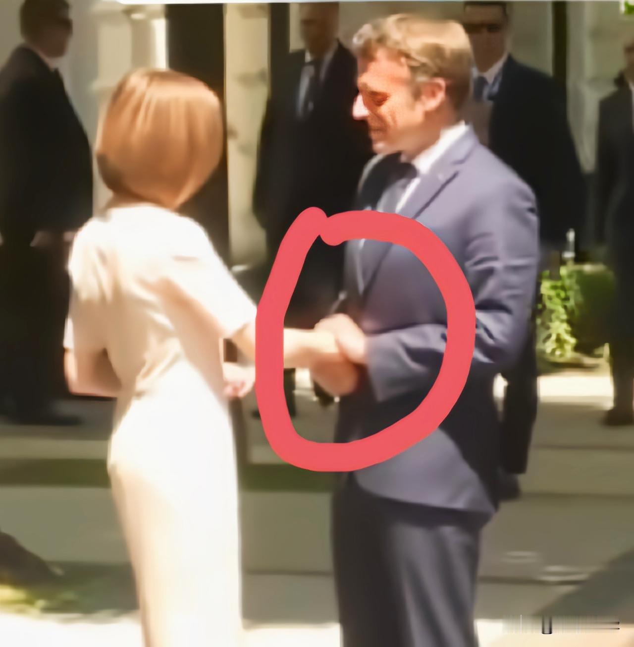 总是很热情，法国总统马克龙与外国女元首或政府首脑会面时，不是“相对视”就是双手紧