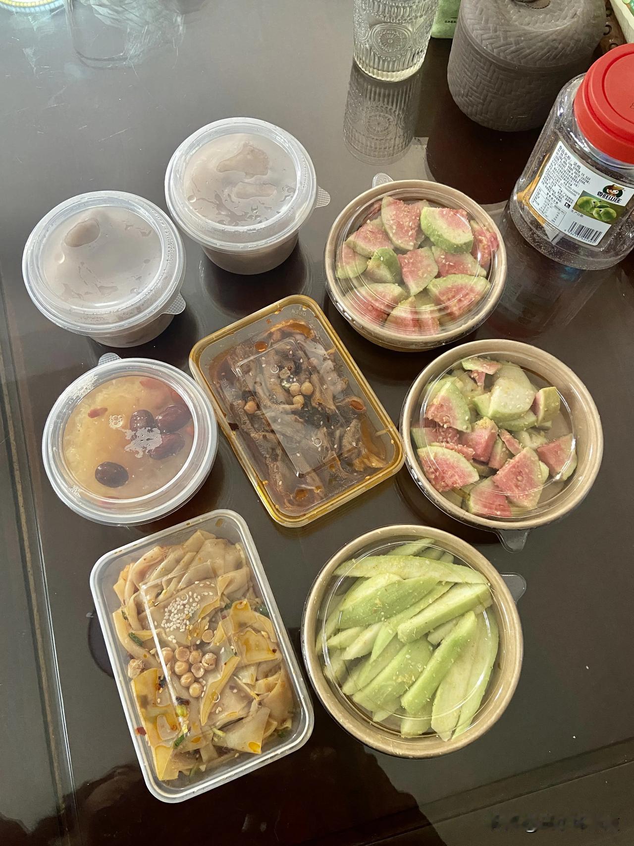 回到潮汕必吃的糖水、甘草水果🥭，有喜欢的吗[震惊]
凉皮跟无骨鸭爪也很赞👍 