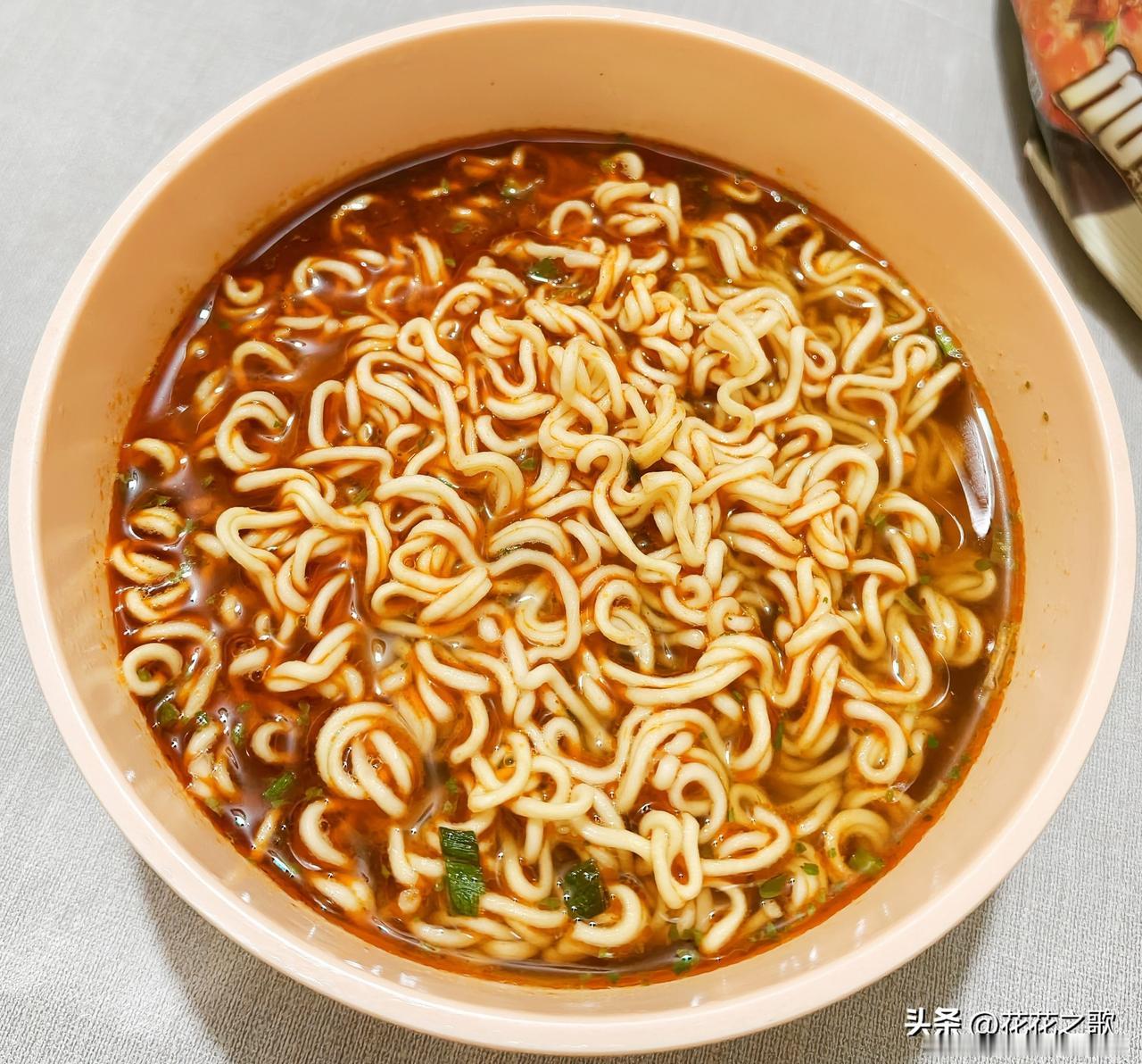 哎，晚餐明明还吃了酸菜鱼和鱼汤泡饭，结果，到了深夜肚儿居然饿得咕咕叫，这简直是比