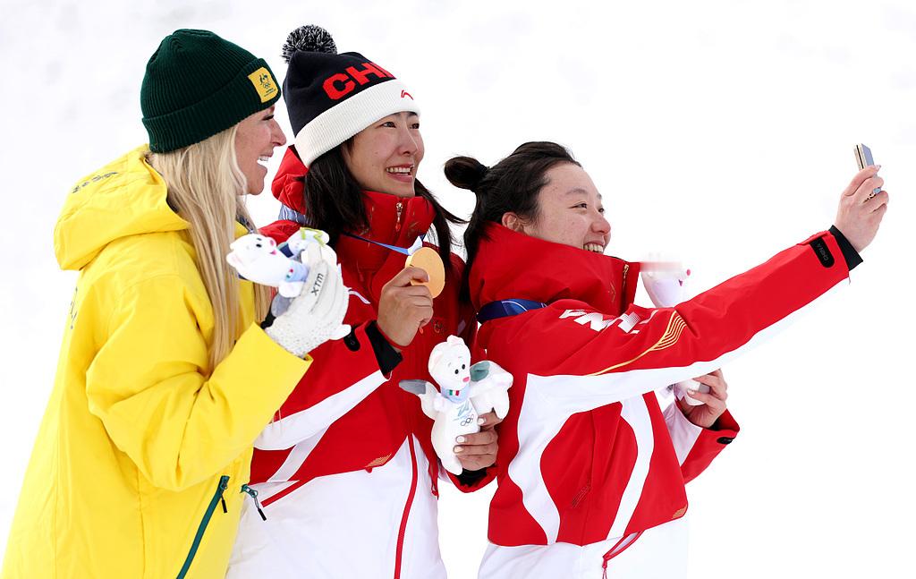 徐梦桃说还不到再见的时候徐梦桃想把金牌送给爸妈 “还会在下一届冬奥会上看到你吗？