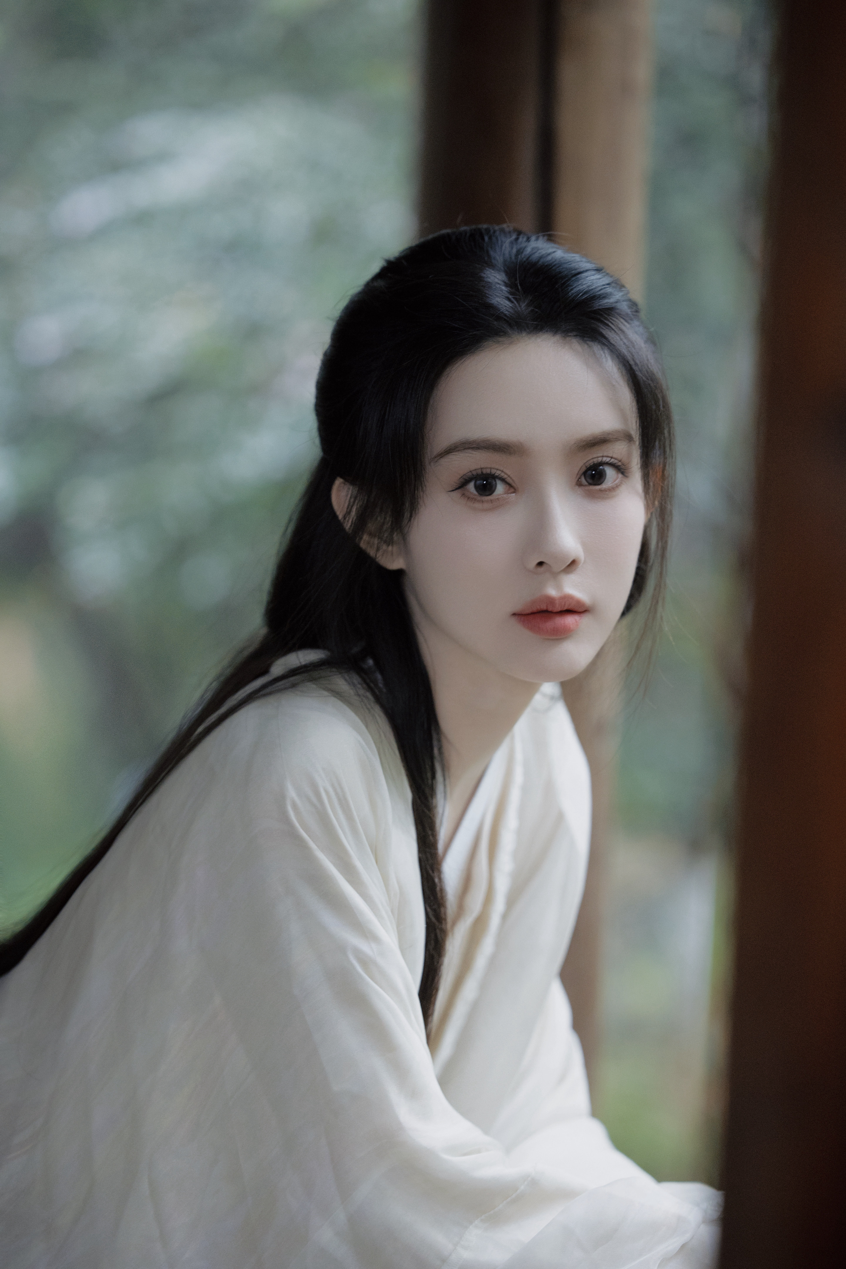 孟子义  岁月静好，白衣如仙，仿佛穿越千年，与风共舞。发丝随风飘动，手中的书页轻