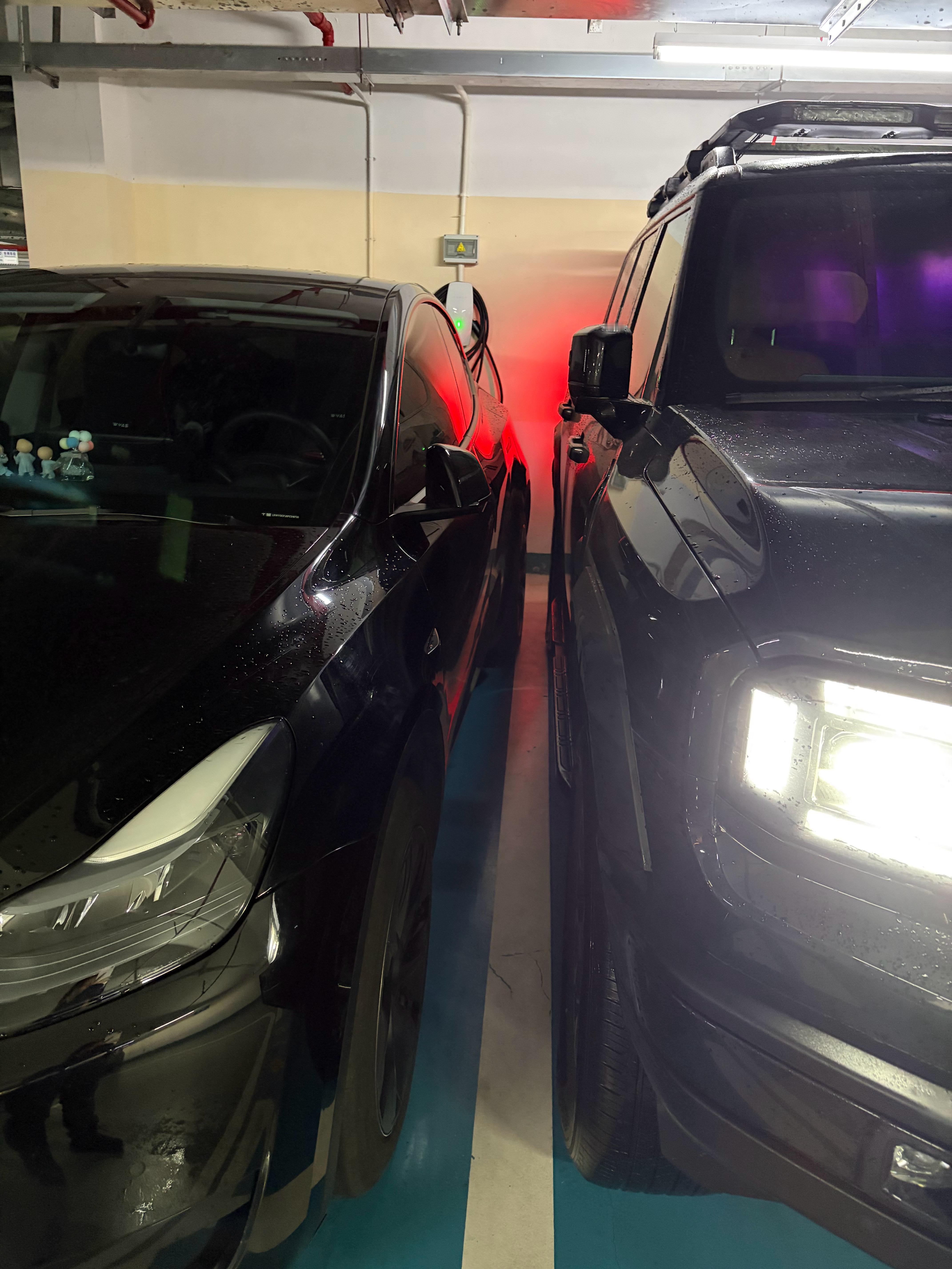 第二季第二期看我这手动停得多精准 既贴线又不压线哥们儿既然自己喜欢压线 就自己想