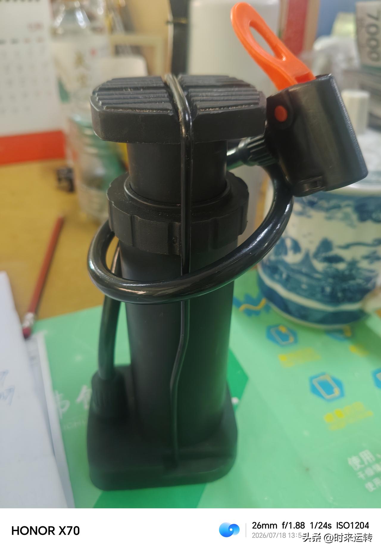 十天前在网上买的迷你充气筒坏了。
因为早过了交易期，今天试着联系商家。
商家二话