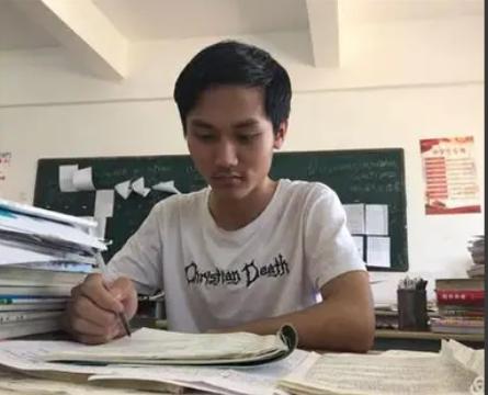 一个从山沟里考出来的研究生，工作 9 年给家里转了 70 多万，回家发现父母连一