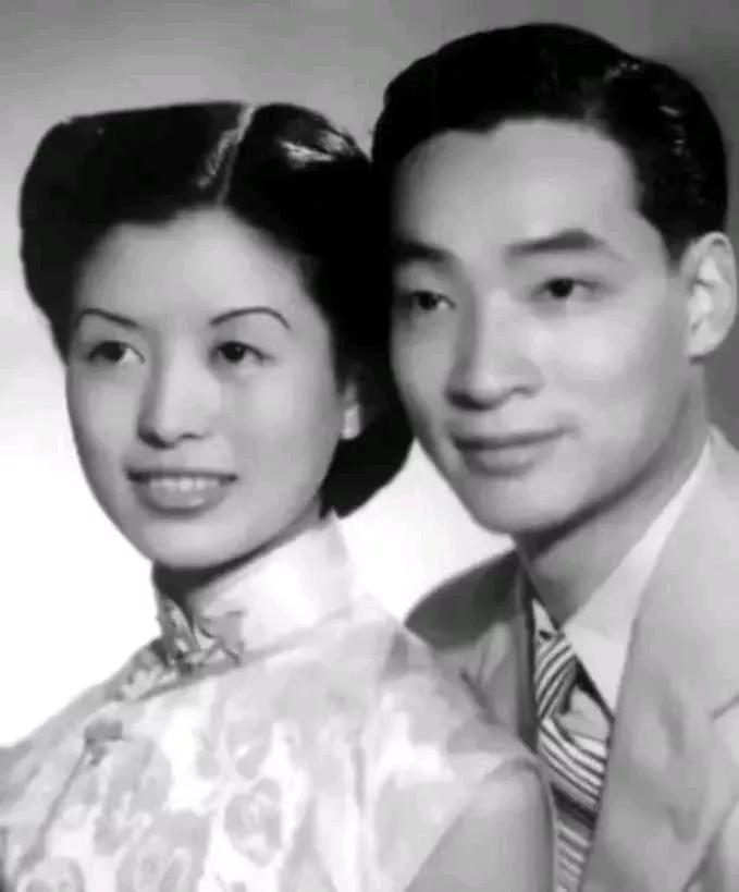 2005 年，92 岁的翻译家冯亦代弥留之际，紧握着妻子黄宗英的手，颤声说出一个
