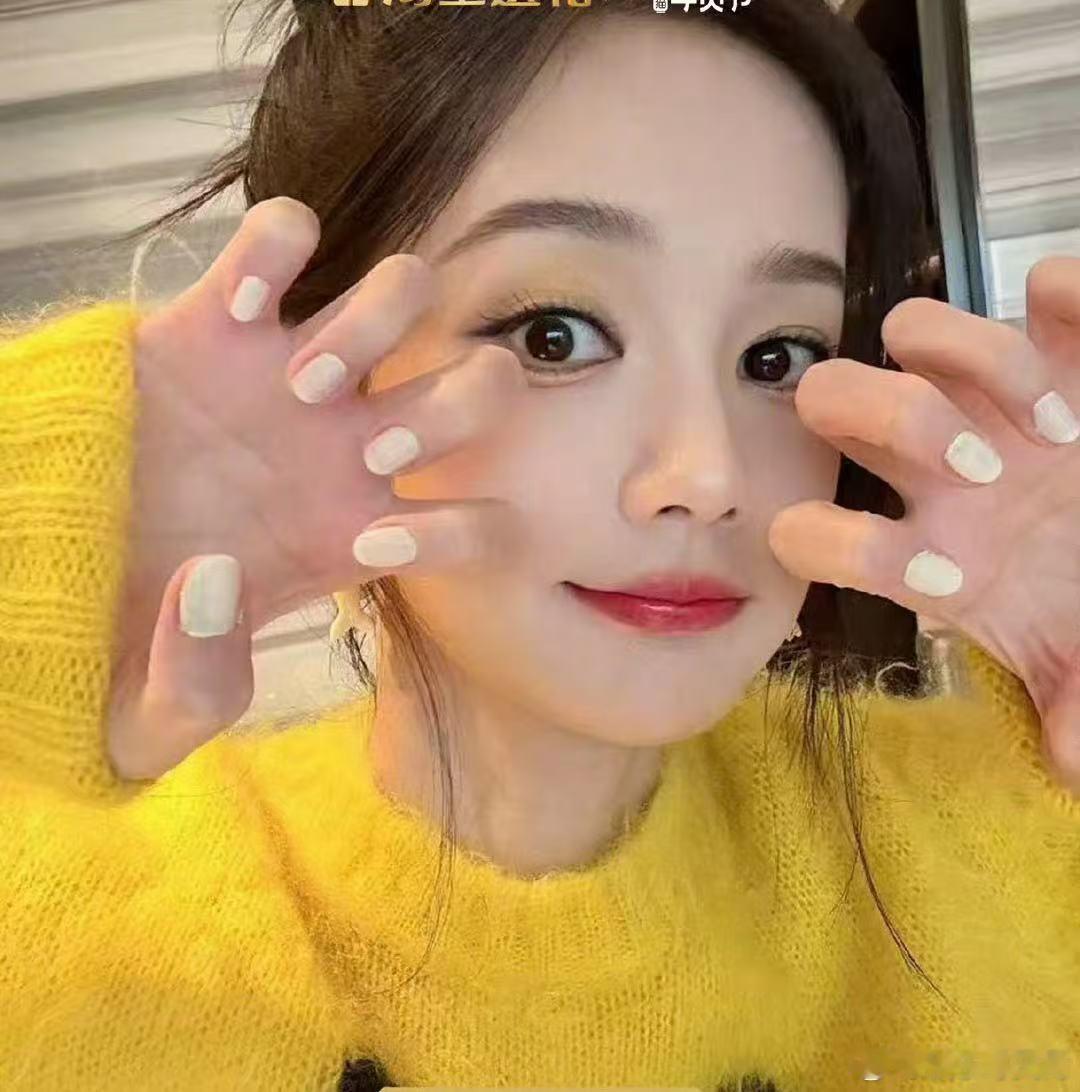 李一桐比猫爪晒美甲  李一桐以猫爪晒美甲，萌化众人。这般甜美可爱，难怪大家都为她