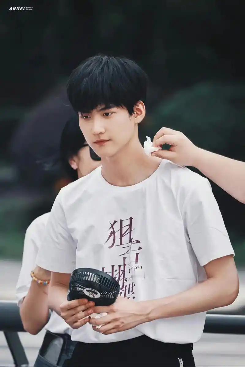 周柯宇在《狙击蝴蝶》中的演技表现可圈可点。他把李雾这一角色塑造得十分鲜活。

剧