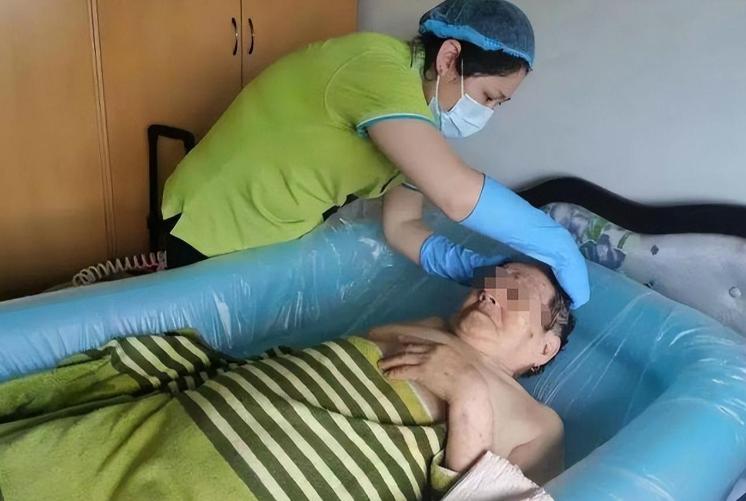 陕西女子专门为老人洗澡，500洗一次，她洗的不是肉体，是尊严

在上海某老旧小区