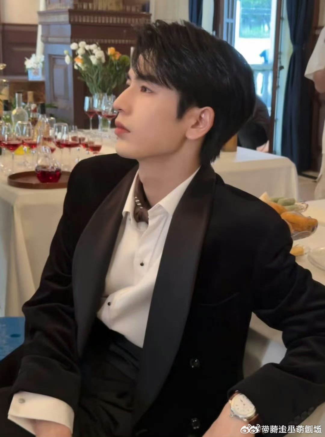 花少8在约宋威龙张凌赫张凌赫五官精致大气，身形挺拔自带清冷贵气，古装现代装皆出彩