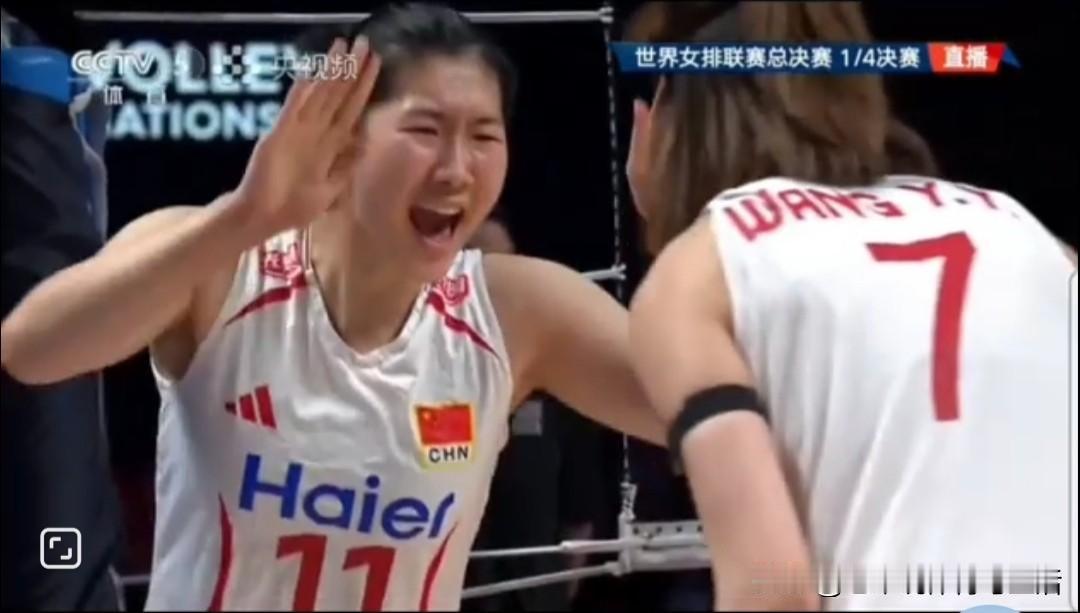 昨天晚上中国女排对美国女排的决胜局，当中国女排以12-11领先时，主攻李晨瑄对美