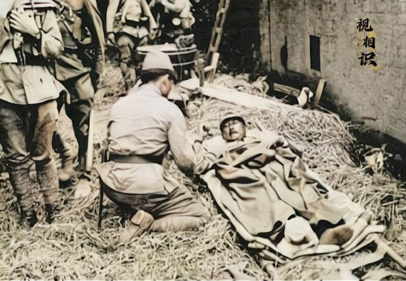 1938年，重伤的日本陆军中将松浦淳六郎的照片，镜头中他奄奄一息的躺在担架上，神...