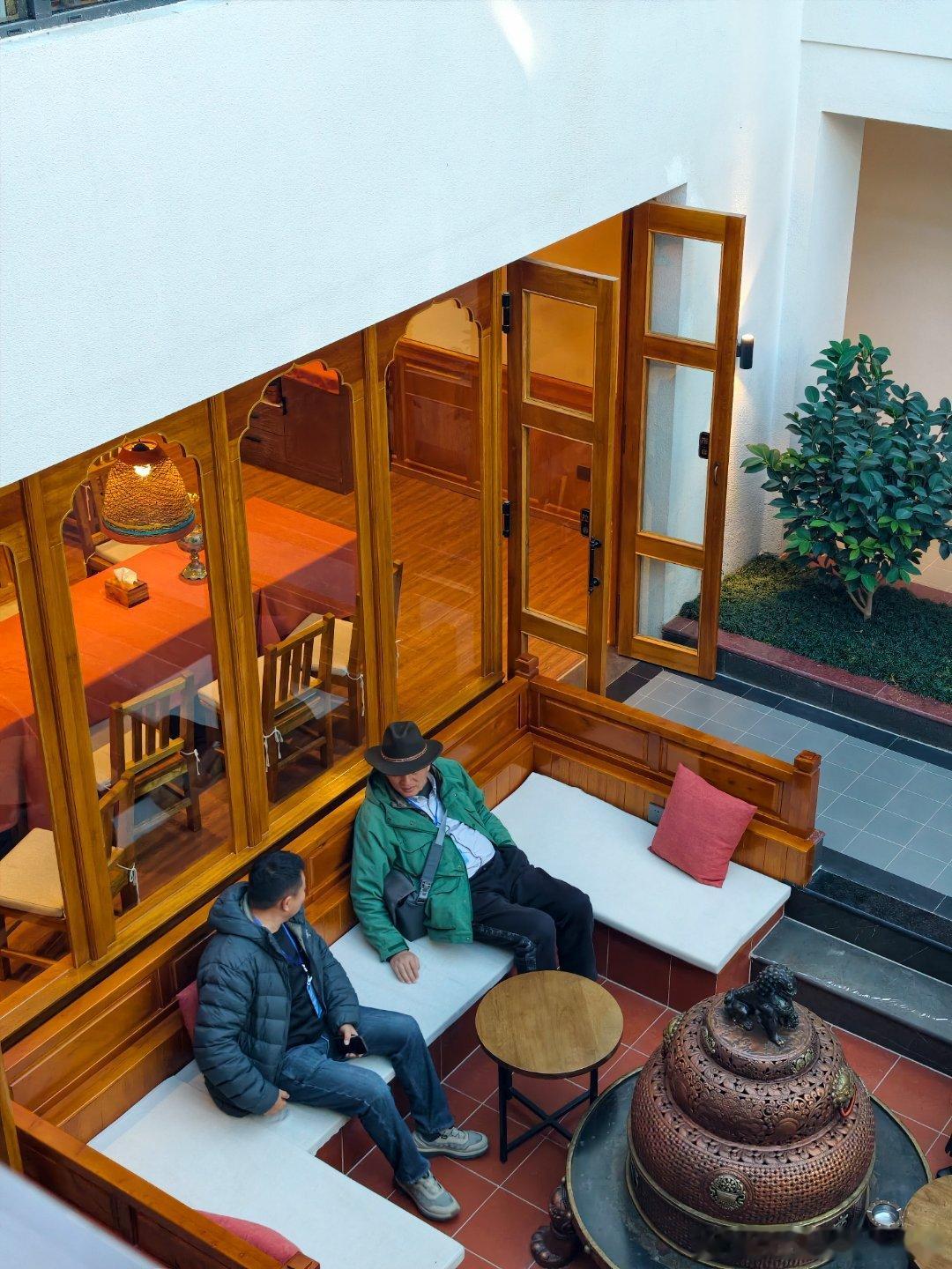 抵达独克宗古城的那一刻，步伐就不自觉慢下来。住进东门边的曼纳·藏式富氧设计师酒店
