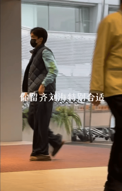 3.7日，王楚钦在北京出发，前往重庆。

今天一早王楚钦到达北京机场，仍然是vi