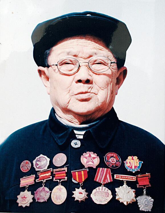 1939年，一个“小男孩”在街上碰见日军军官川岛谷川，随后礼貌地鞠躬，然而，川岛