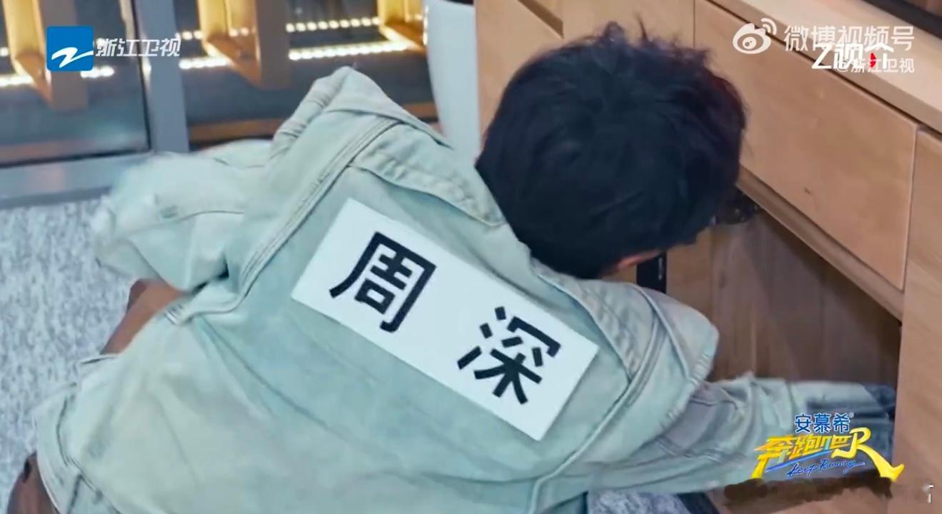 周深好像玩毛线球的猫咱们猫猫当然是要玩毛线球的，周深猫猫立刻就开始寻找线索，这个