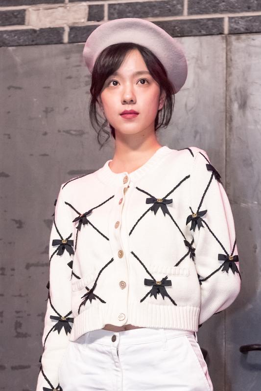 《年会不能停》女主角庄达菲的八卦可不少。先是被爆和40岁的摇滚乐队鼓手关铮秘密恋