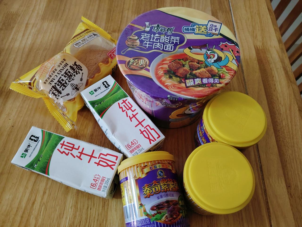 人生第一次吃救援物资，谢谢你们啊！很久没有吃过这种泡面了，里面居然还有香干。贵港