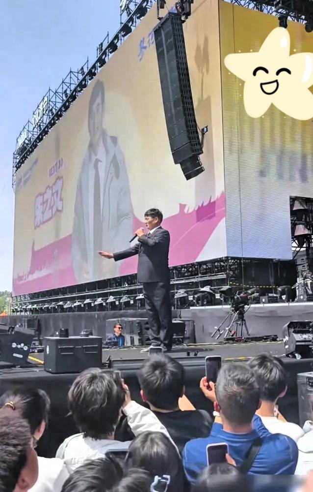 别猜了！大衣哥曲阜摇滚音乐节20分钟的出场价，内行人实锤了！
谁还觉得他是临时救