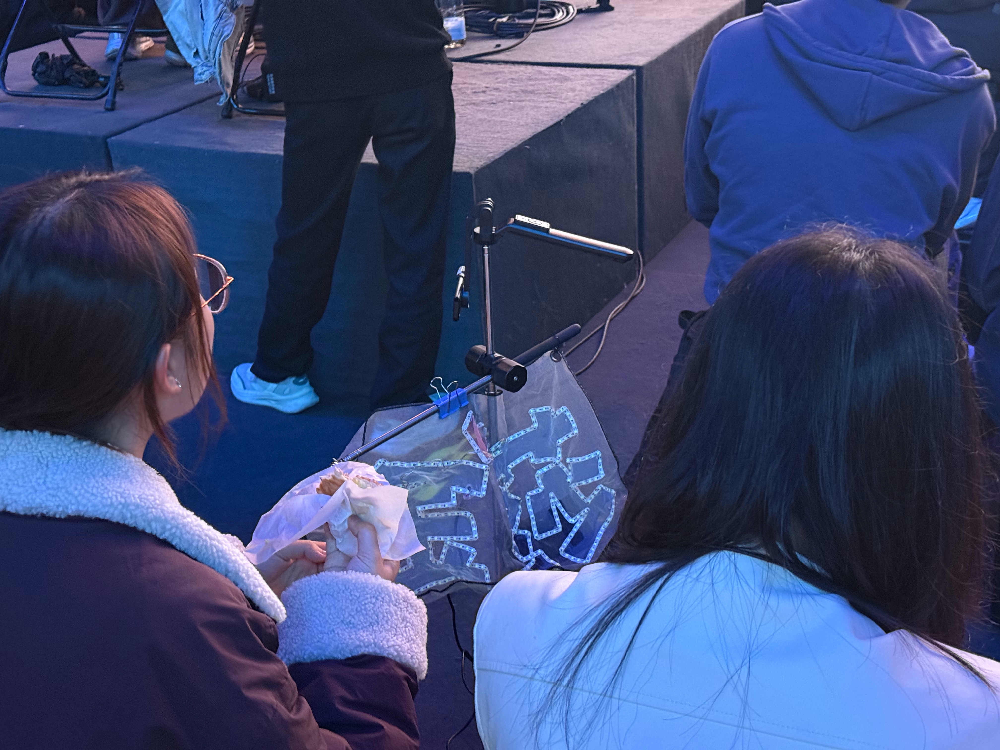 今天博越发布会，好像他的代言人金莎也会来现场诶。都有应援灯牌了，大家有没有人喜欢