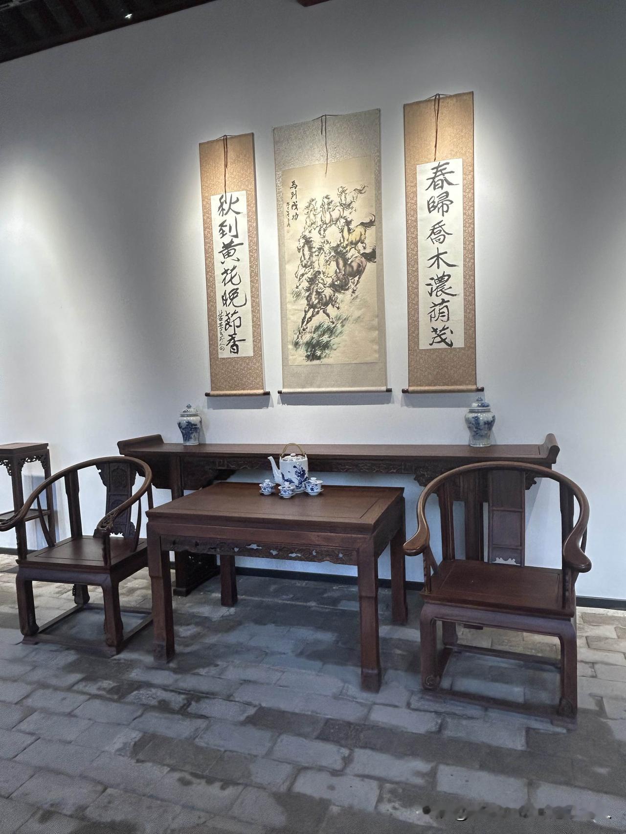 一脚踏进这间屋子，瞬间就被这套中式家具给吸引住了。

沉稳的老木圈椅、条案和方桌
