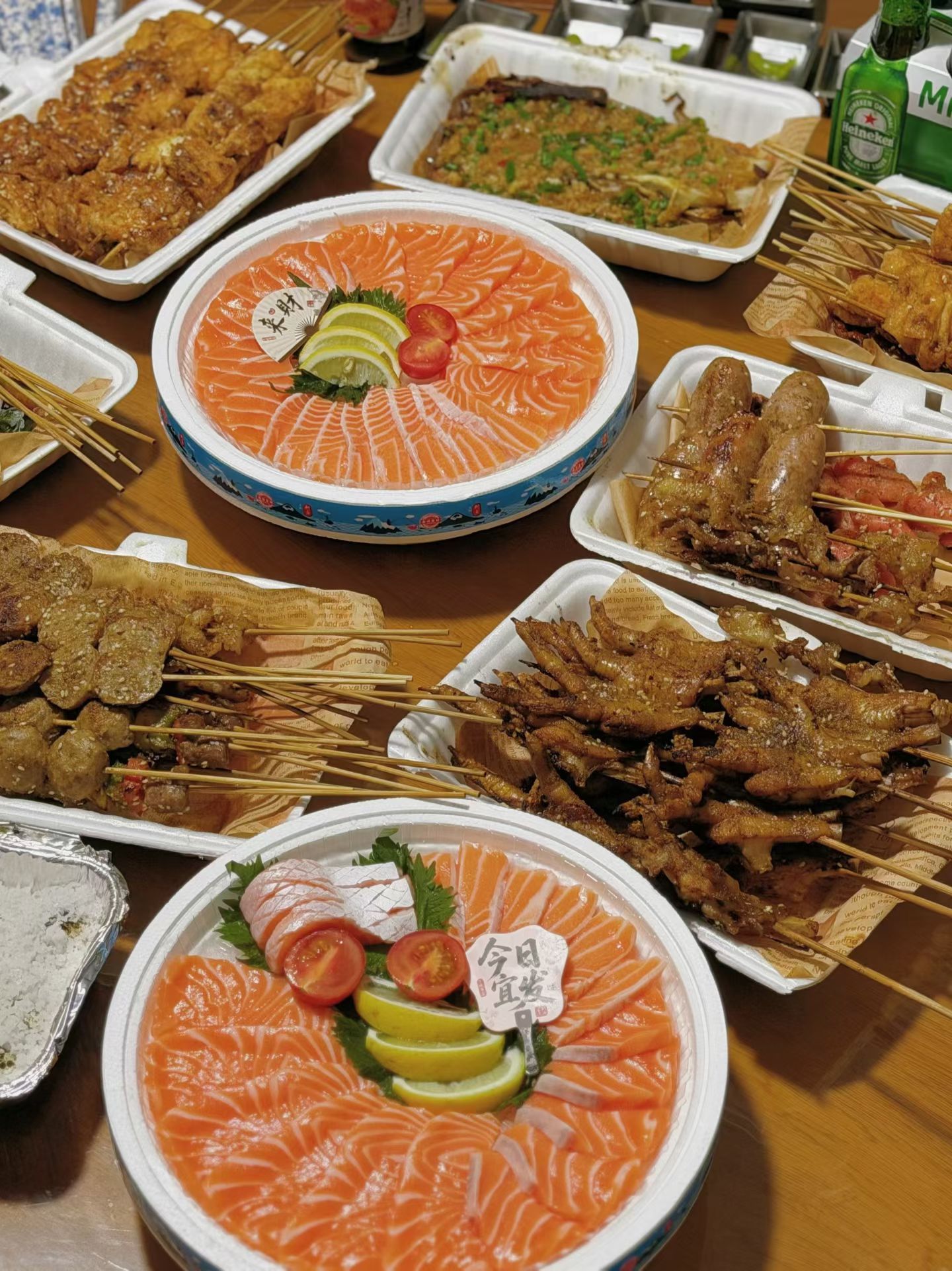 最暖不过家乡味，最亲不过一家人。忙碌了一年，大家就为了那顿团圆饭。杯盏相碰，是幸