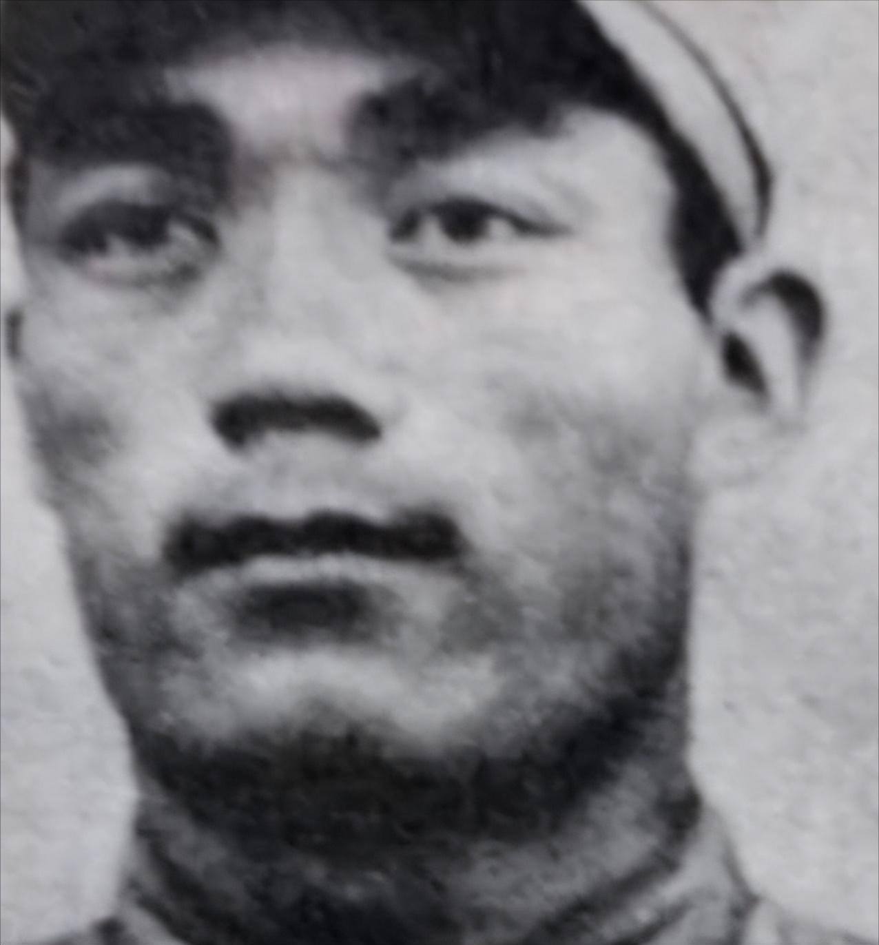 1952年，一名志愿军战士悄悄顺走一袋美军地雷，兴冲冲带回阵地向连长请功。谁知连