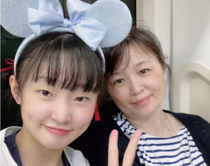 张本美和的母亲张本凌是重庆人，以前也是四川省队的运动员，只是后面跟随丈夫一起去了