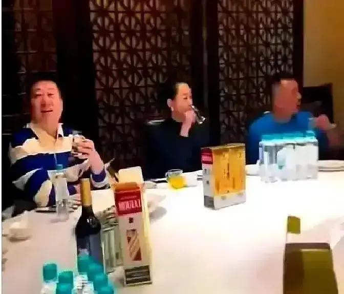 西安录节目，灯光师马上要撤，张鹤伦直接拦住：“先拍，钱我垫了。”
 
六位数，当