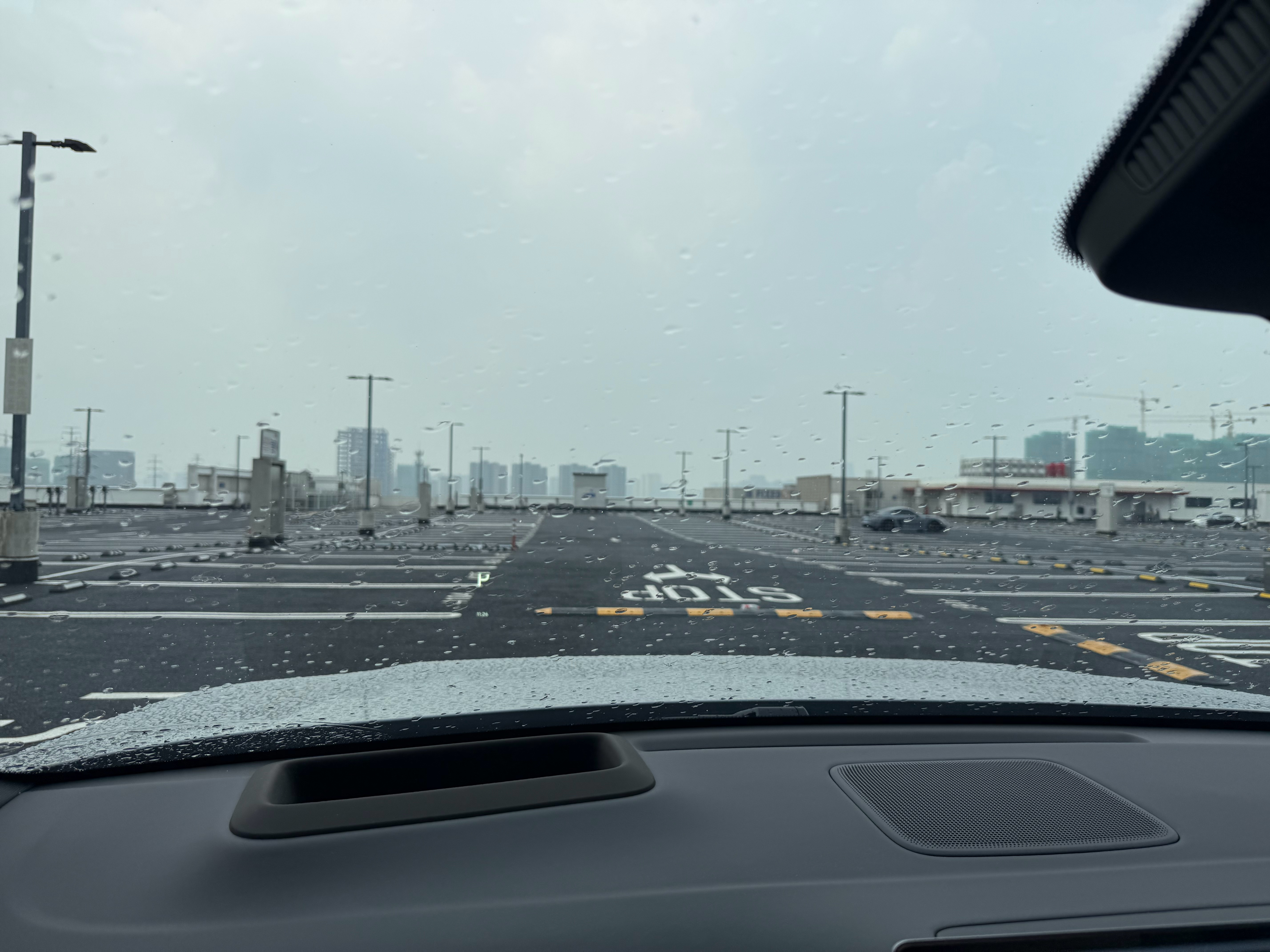天公不作美啊，刚到场地就下雨☔️😭理想L9智能焕新版 ​​​
