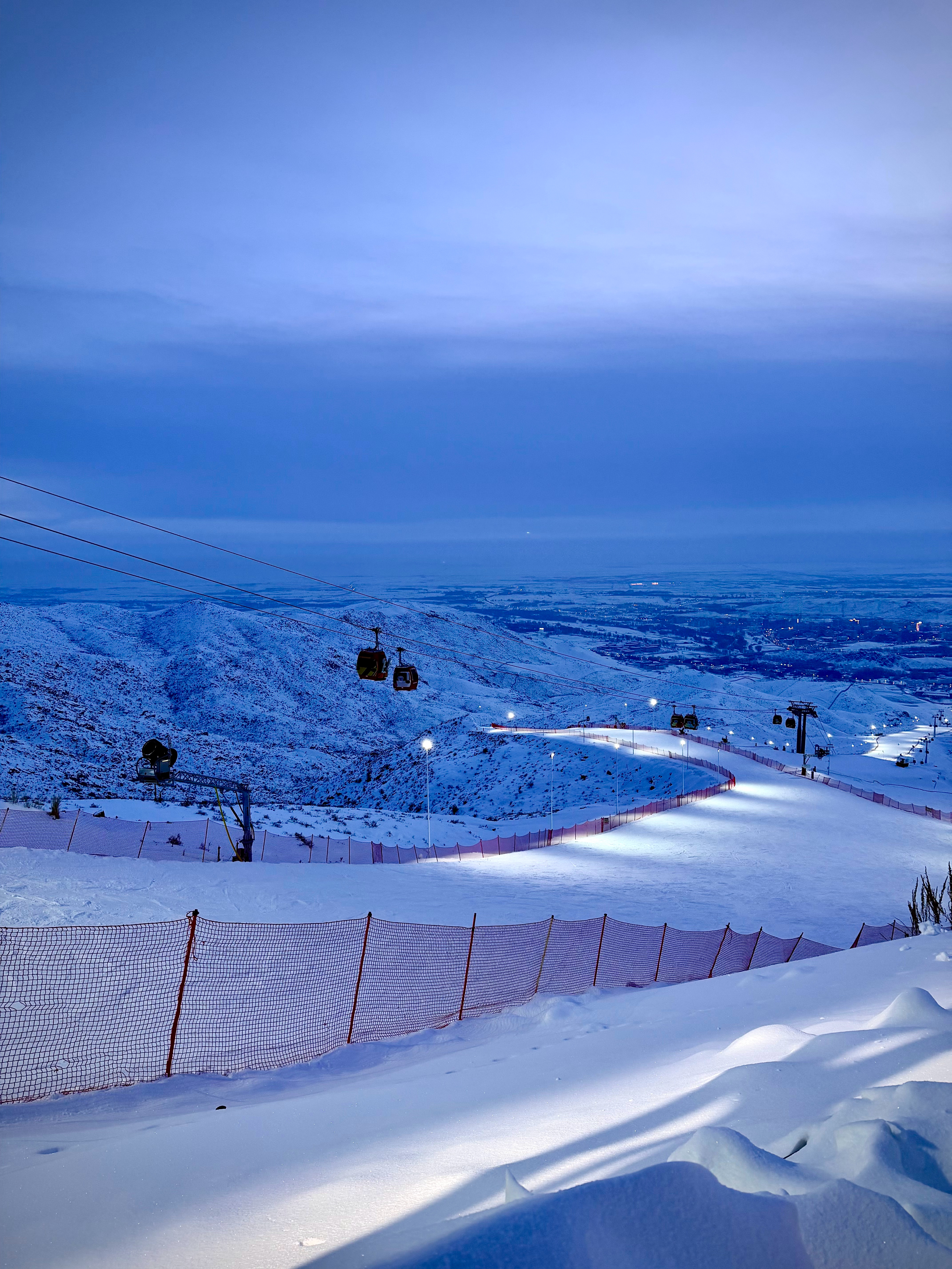 我的阿勒泰要怎么形容这个Blue hour夜滑最后一趟下起了雪我想我永远不会忘记
