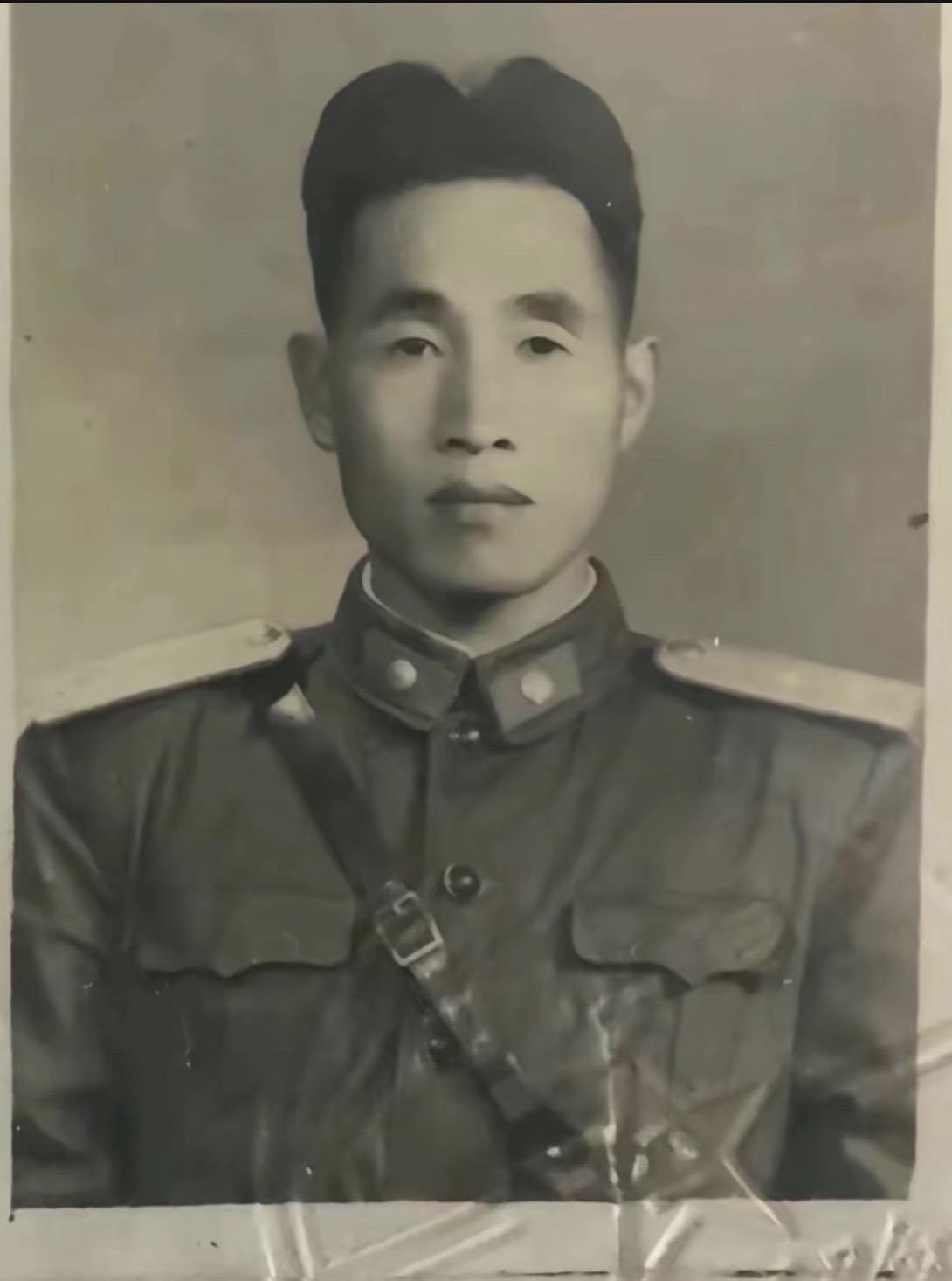 老狼原创；老父参加的长津湖恶战。1950年老父所在的浙东游击队新四军；改编为中国人民志愿军第9兵团第20军第60师入朝，参加了著名的长津湖之战；他们所穿单衣；大檐帽；178团和179团顽强阻击美英“德赖斯代尔特遣队”，师侦察参谋会同180团一部三炸水门桥，阻滞敌军撤退；他们是南方的铁军，他们冻死冻伤无数，但一直追杀，他们的英勇顽强赢得了对手的尊重浙东游击队新四军军迷发烧友