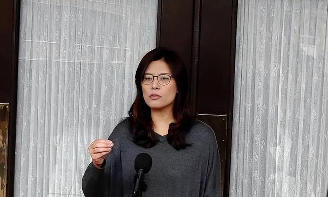 [浮云]指望罗智强和张亚中能够在后面形成弃保效应，助推郑丽文当选，郑丽文竞选中国