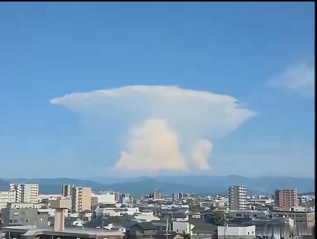 日本熊本强震天空浮现巨型蘑菇云鸟群原地盘旋日本熊本强震至少50人送医 7月28日