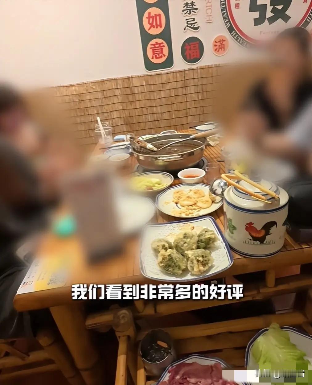 离谱！4名游客打飞的吃潮汕火锅，不满意扬言写5000字差评，老板无奈妥协
 
你