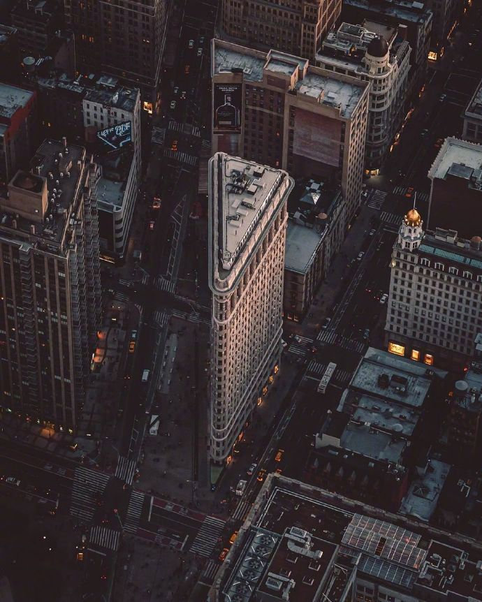 忽然想起贾平凹的一句话：坏人没羞耻，干了坏事不受良心谴责好人就是规矩多，遇事爱思