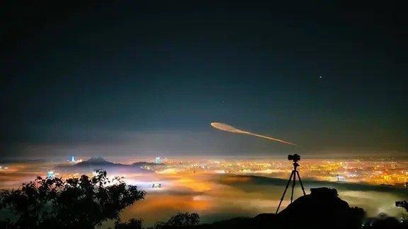 青岛多位网友拍下火箭夜光云 摄影师在青岛午山偶遇惊喜，定格火箭夜光云绝美瞬间。尾