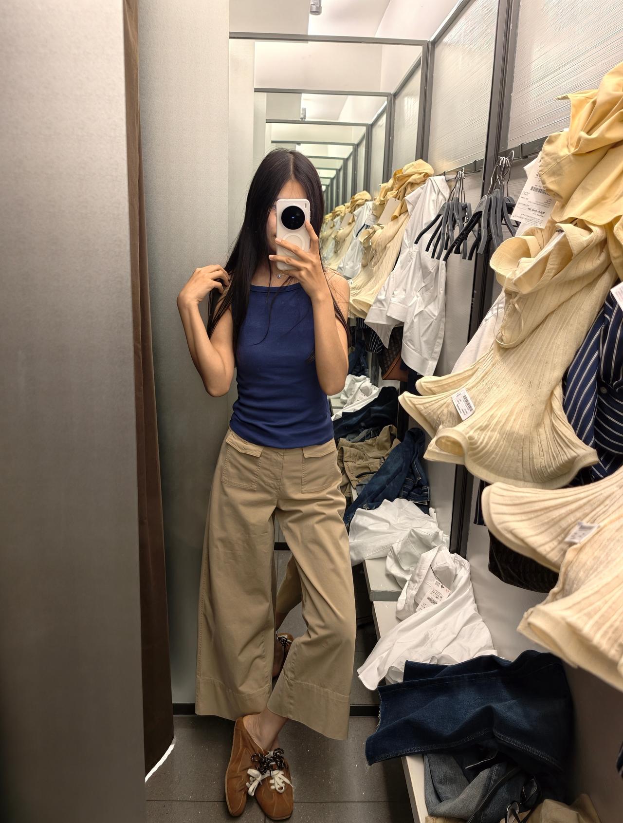 穿阔腿裤我是比较怕骑车和上厕所

都得挽裤腿 


 ​​​