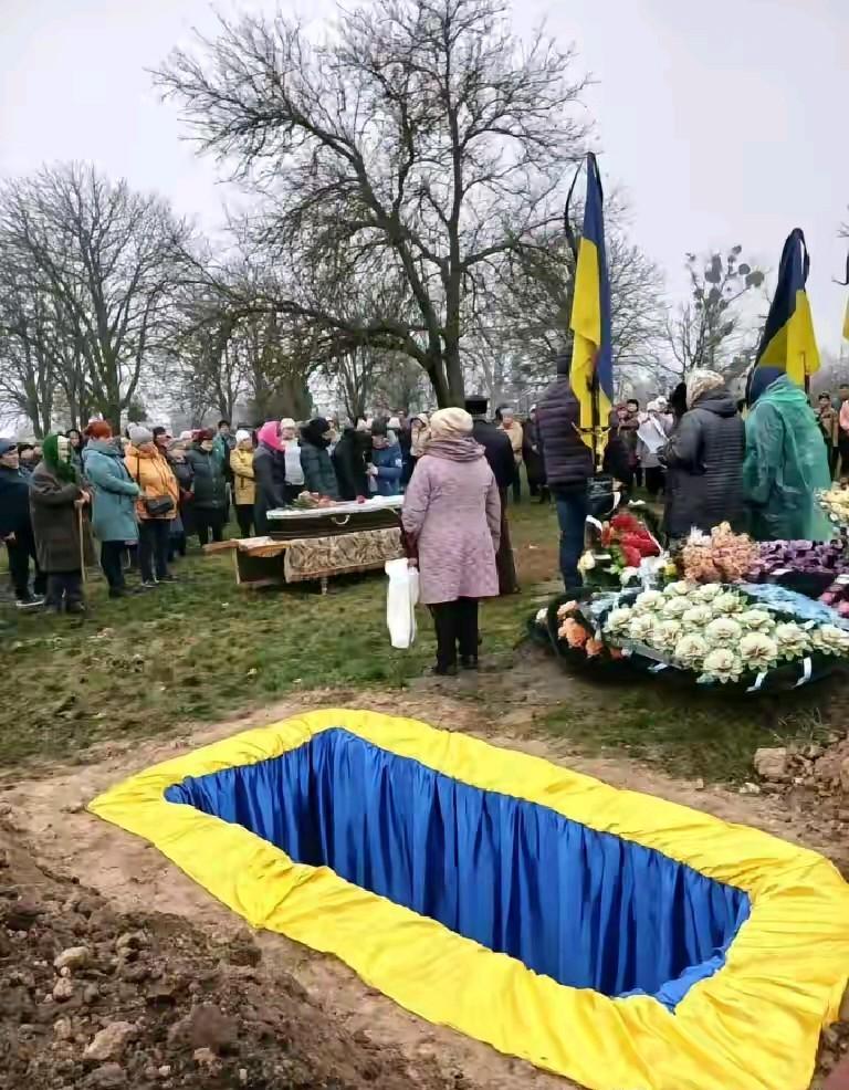 墓地里的乌克兰人越来越多了，现场的乌克兰女人越来越多了！