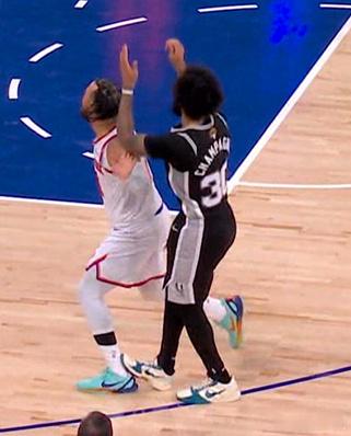 在2026年6月9日的NBA总决赛G3中，尼克斯球星布伦森因防守马刺球员尚帕尼投