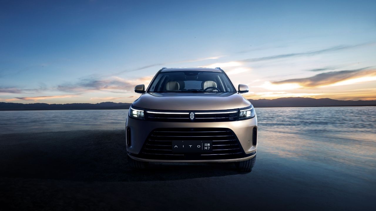 问界M7定位于中大型SUV。新车侧面采用双腰线设计，搭配平直的车顶线条，以及20