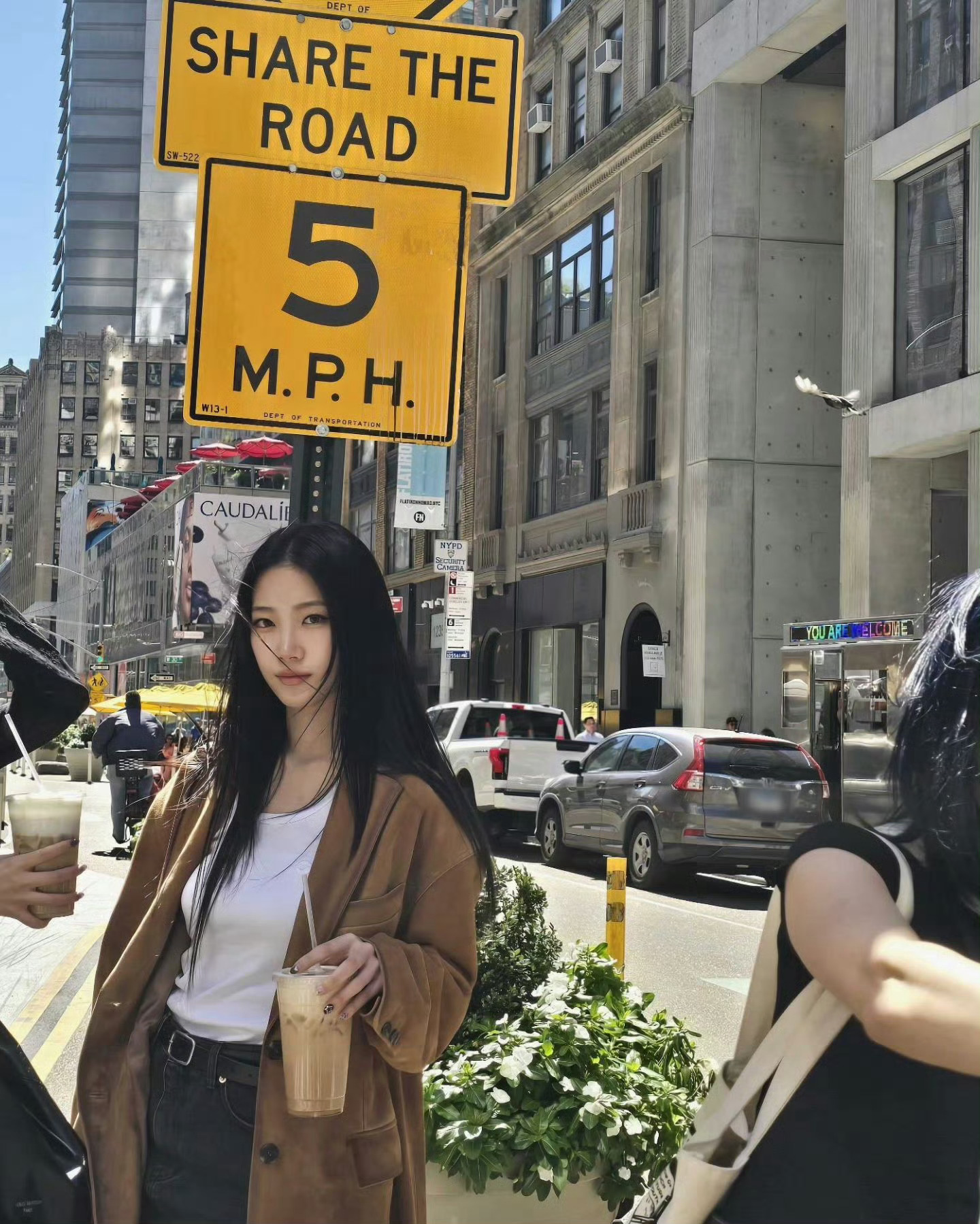 中村一叶最适合做减法，穿基础款的神，简约风在她身上好看到不行，气质特别好 