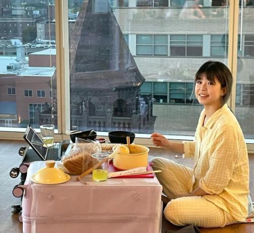 我表妹上个月搬家，就拎了两个行李箱。我惊呆了：你家当就这么点？她说：哥，你out